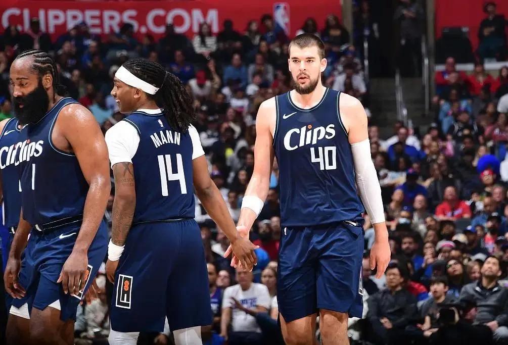 快船轻取广东队，恩比德扛起全队