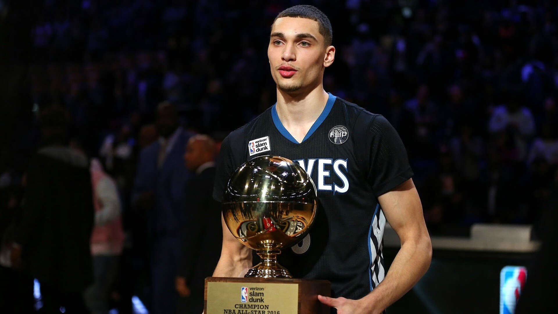 时空交错下的篮球美学，当深圳的钢铁防线，遇见库里的永恒火焰